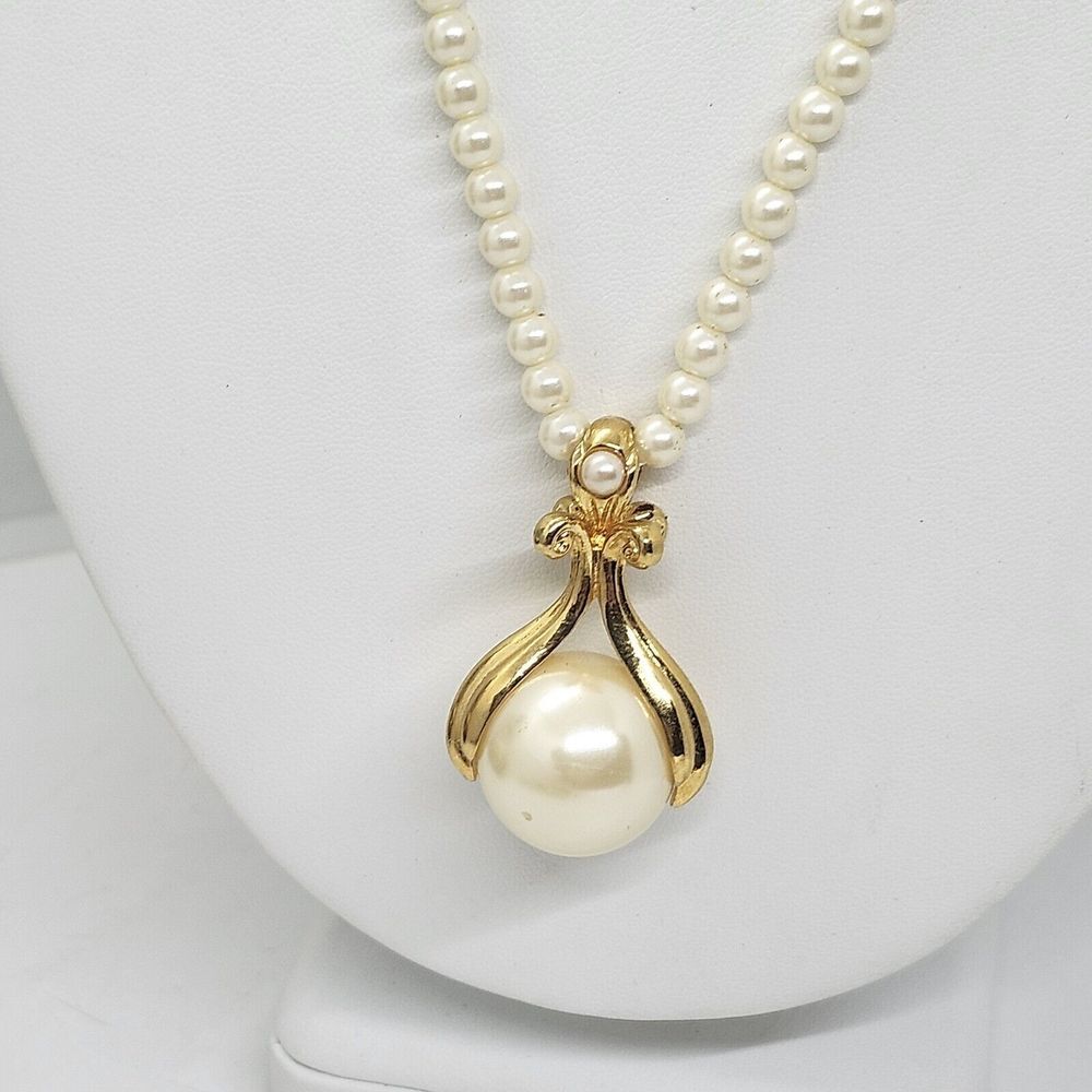 Vintage Avon 1994‎ Pearlesque Elegance Pendant 32" Long